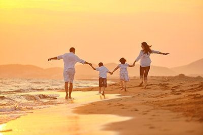 terapia psicologica de familia, paseo por la playa familiar